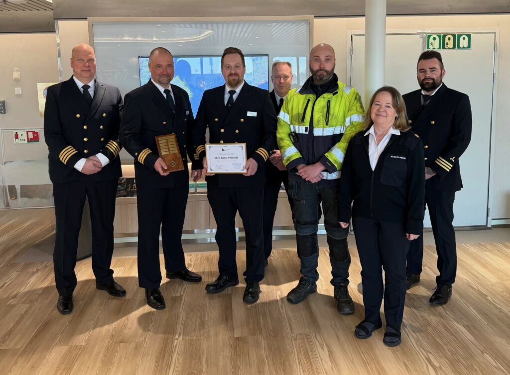 Laivan miehistö oli vastaanottamassa palkintoa. Kuvassa vasemmalta oikealle: Martin Björkell Päällikkö, Pasi Peijonen Yliperämies, Jaakko Mäki Konemestari, Markku Elijoki Konepäällikkö, Kim Lundqvist Pursimies, Antonia Dahlström Purseri ja Joakim Hägglund Sähkömestari.